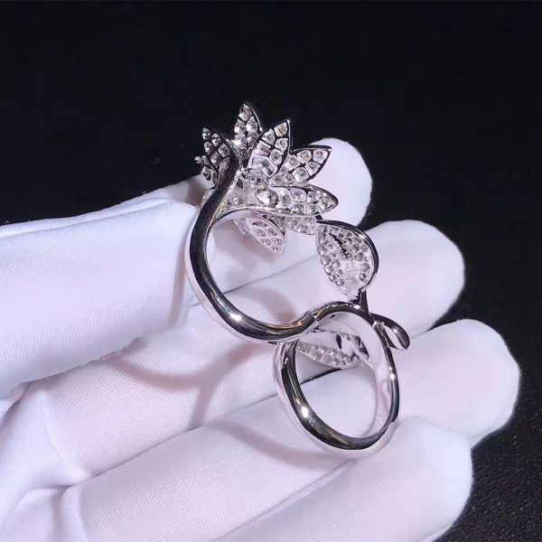 Lotus Between the Finger Ring