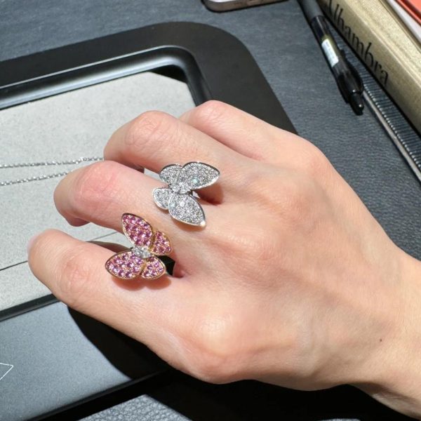 VCA-Two-Butterfly-Between-the-Finger-ring