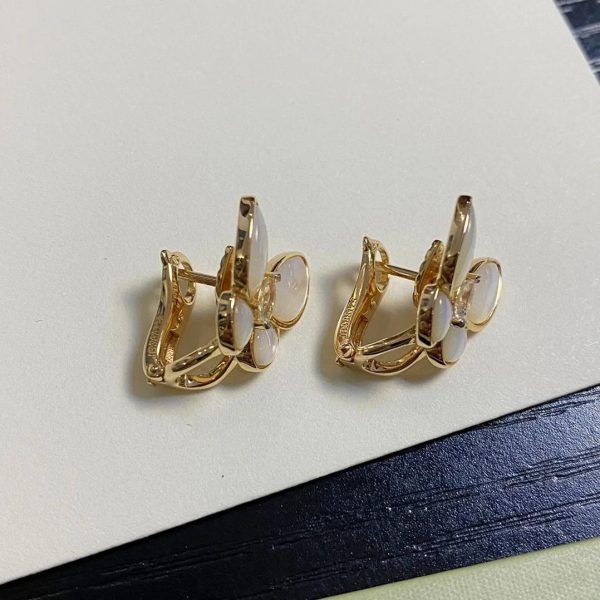 Van-Cleef-Arpels-Two-Butterfly-earrings-white-mother-of-pearl