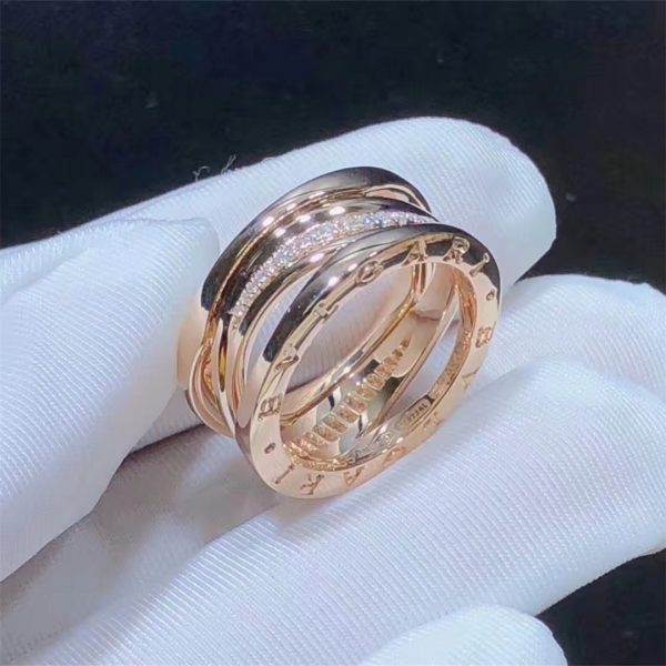 Bvlgari B.zero1 Design Legend ring in 18 kt rose gold set with pavé diamonds (0.17 ct) on the spiral