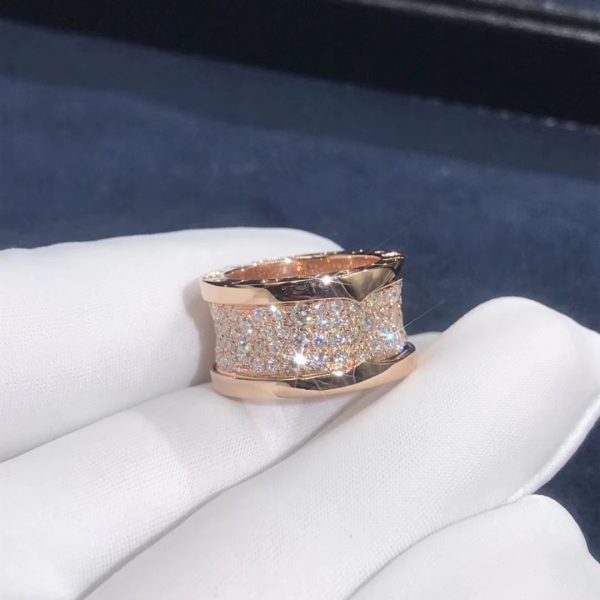 Bvlgari B.zero1 ring in 18 kt rose gold set with pavé diamonds on the spiral