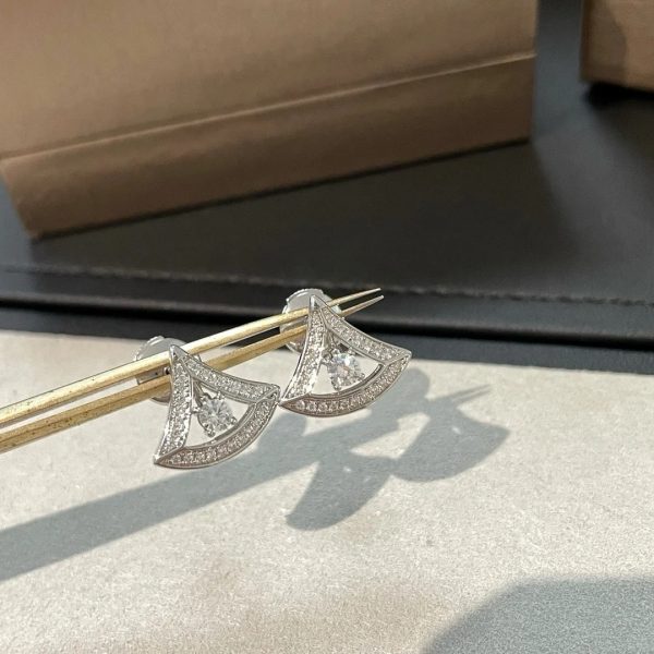 Bvlgari-DIVAS-DREAM-18-kt-white-gold-earring-set-with-round-brilliant-cut-diamonds-and-pavé-diamonds-0.37-ct