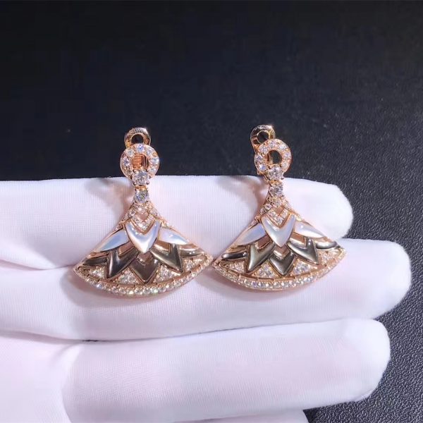 Bvlgari Diva' Dream earrings in 18 kt rose gold, white mother of pearls, set with pavé diamonds.
