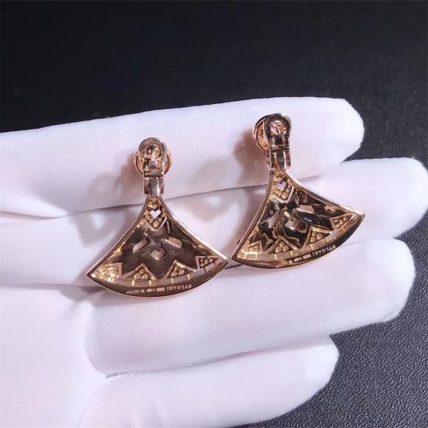 Bvlgari Diva' Dream earrings in 18 kt rose gold, white mother of pearls, set with pavé diamonds.