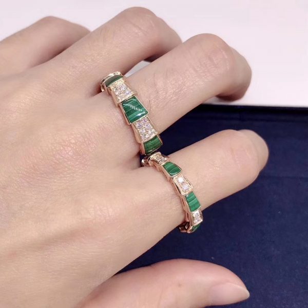 Bvlgari Serpenti 18 kt rose gold thin ring set with malachite elements and pavé diamonds (0.20 ct)
