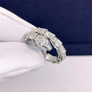 Bvlgari Serpenti 18 kt white gold ring set with pavé diamonds. (0.61 ct)