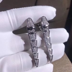 Bvlgari Serpenti earrigns in 18 kt white gold, set with full pavé diamonds.