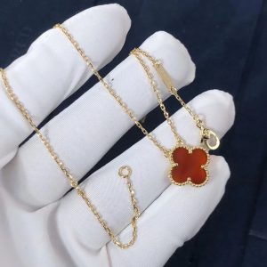 Van Cleef & Arpels Vintage Alhambra pendant, yellow gold, carnelian