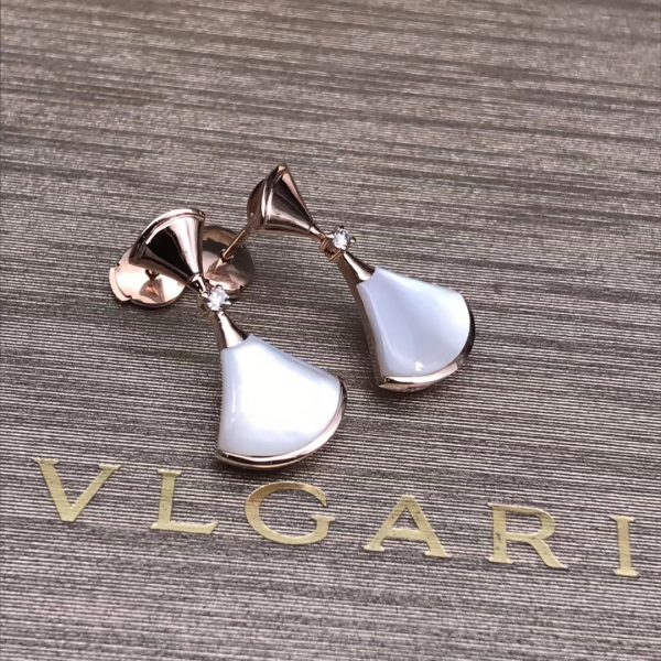 bvlgari DIVAS' DREAM earrings in 18 kt rose gold set with mother-of-pearl and diamonds