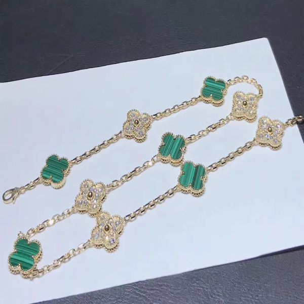 Van Cleef & Arpels Vintage Alhambra necklace, 10 motifs, yellow gold, malachite, round diamonds; diamond quality DEF, IF to VVS.