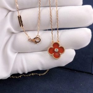Van Cleef & Arpels Vintage Alhambra pendant, yellow gold, 1 diamond, carnelian