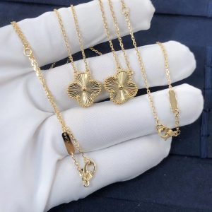 Van Cleef & Arpels Vintage Alhambra pendant, yellow gold