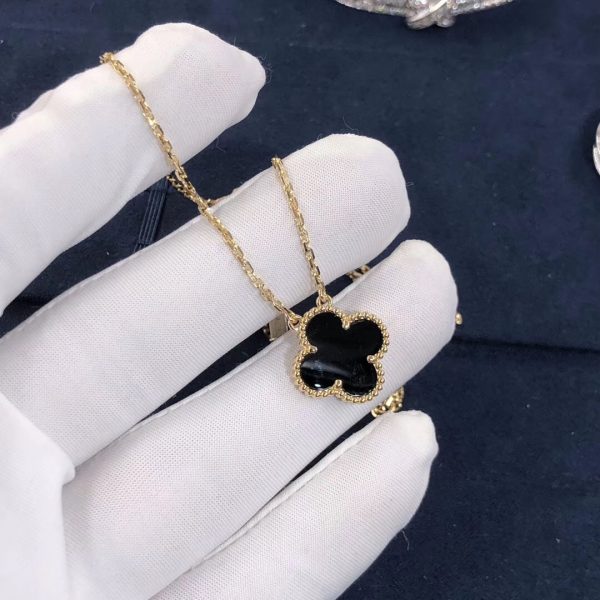 Van Cleef & Arpels Vintage Alhambra pendant, yellow gold, onyx