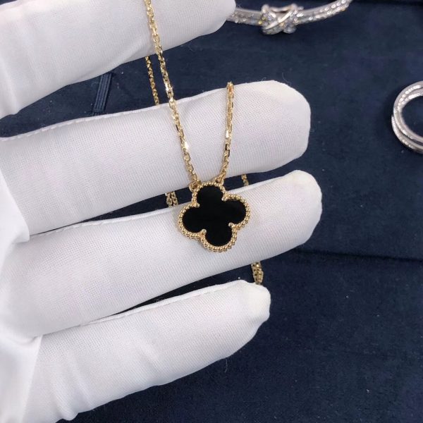 Van Cleef & Arpels Vintage Alhambra pendant, yellow gold, onyx