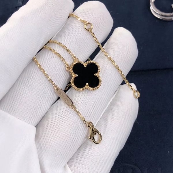 Van Cleef & Arpels Vintage Alhambra pendant, yellow gold, onyx