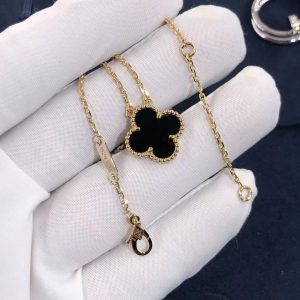 Van Cleef & Arpels Vintage Alhambra pendant, yellow gold, onyx