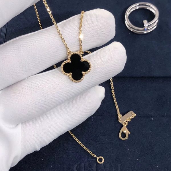 Van Cleef & Arpels Vintage Alhambra pendant, yellow gold, onyx
