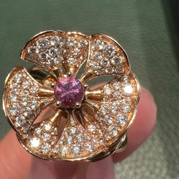 Bvlgari-DIVAS-DREAM-ring-in-Pure-18-kt-rose-gold-set-with-a-central-pink-sapphire-and-pavé-diamonds