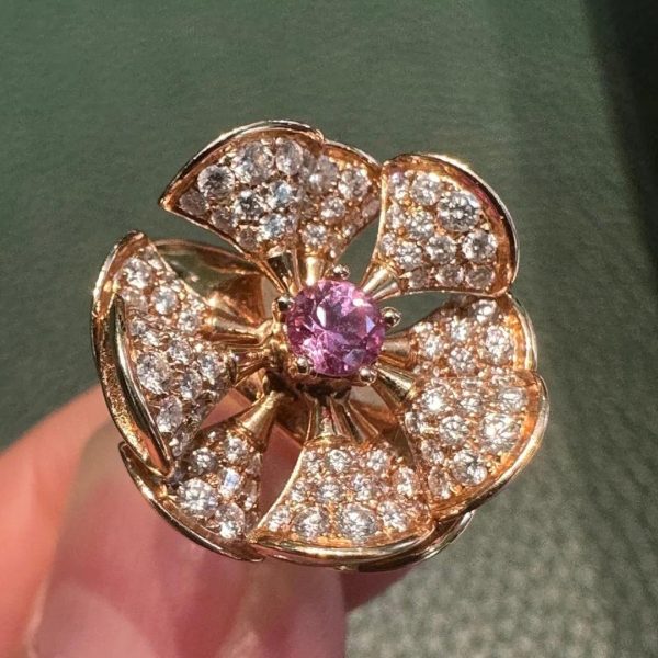 Bvlgari-DIVAS-DREAM-ring-in-Pure-18-kt-rose-gold-set-with-a-central-pink-sapphire-and-pavé-diamonds