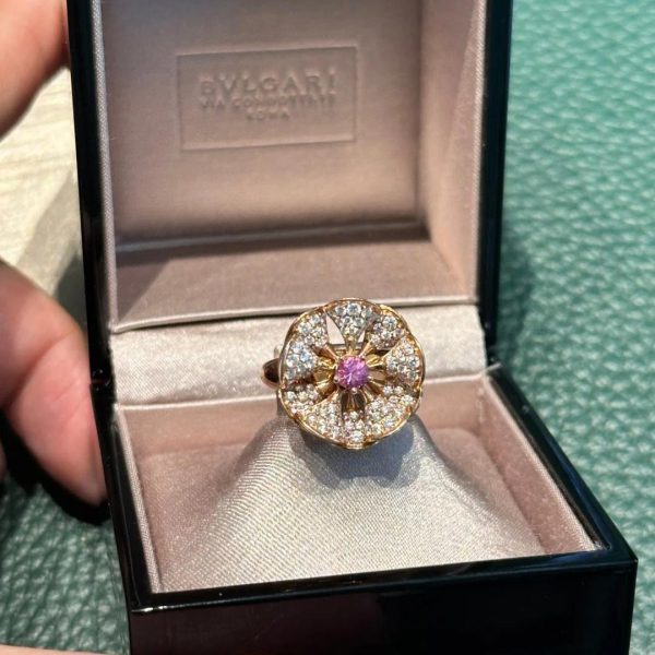 Bvlgari-DIVAS-DREAM-ring-in-Pure-18-kt-rose-gold-set-with-a-central-pink-sapphire-and-pavé-diamonds