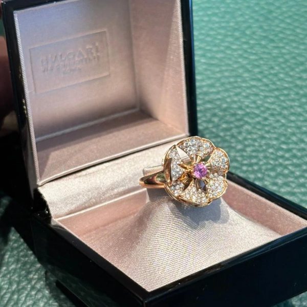 Bvlgari-DIVAS-DREAM-ring-in-Pure-18-kt-rose-gold-set-with-a-central-pink-sapphire-and-pavé-diamonds