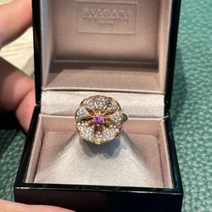 Bvlgari-DIVAS-DREAM-ring-in-Pure-18-kt-rose-gold-set-with-a-central-pink-sapphire-and-pavé-diamonds